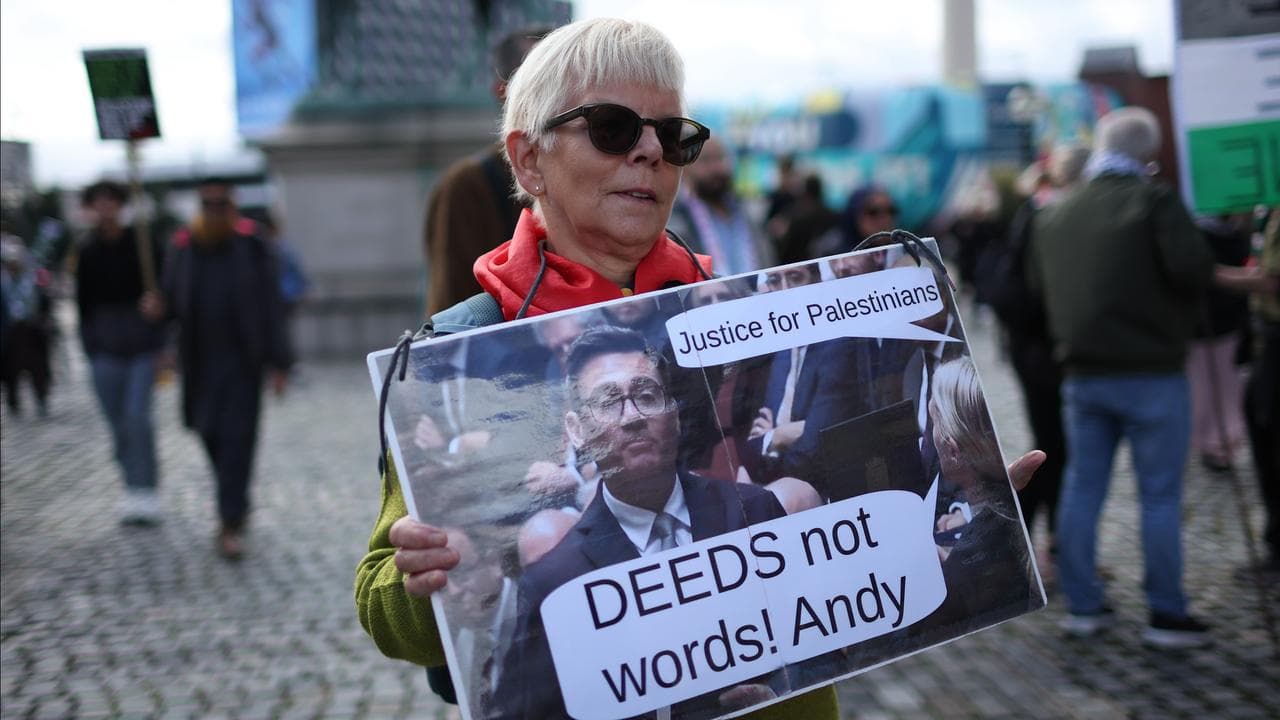 Woman holding a justice for palestinians sign