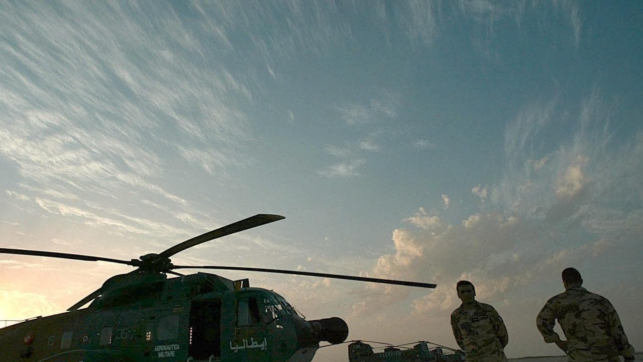 Ground crewmen chat in Iraq