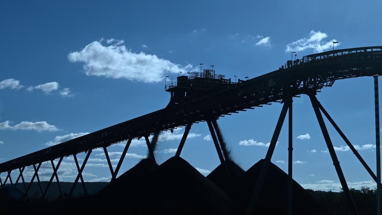 Coal drops from a conveyor belt