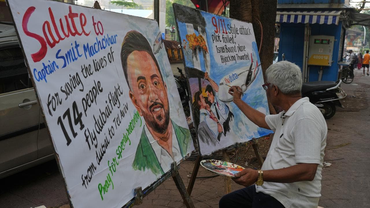 Indian artist paint a portait in honour of Captain Smit Machchhar