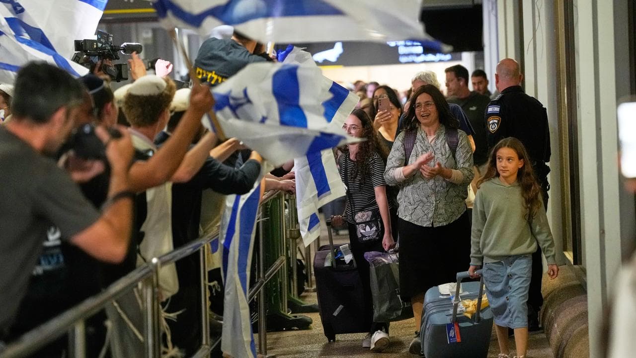 Israeli FlyDubai passengers in Tel Aviv after an attempted hijacking
