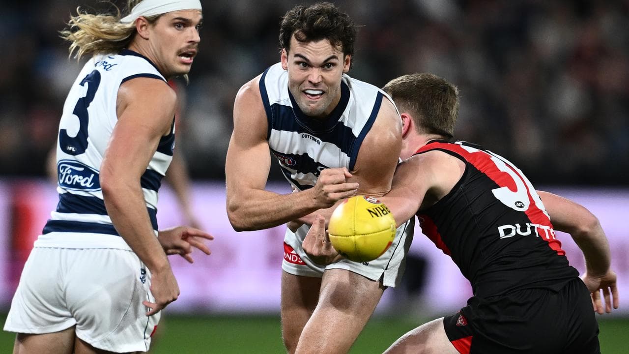 Jack Bowes of Geelong (centre)