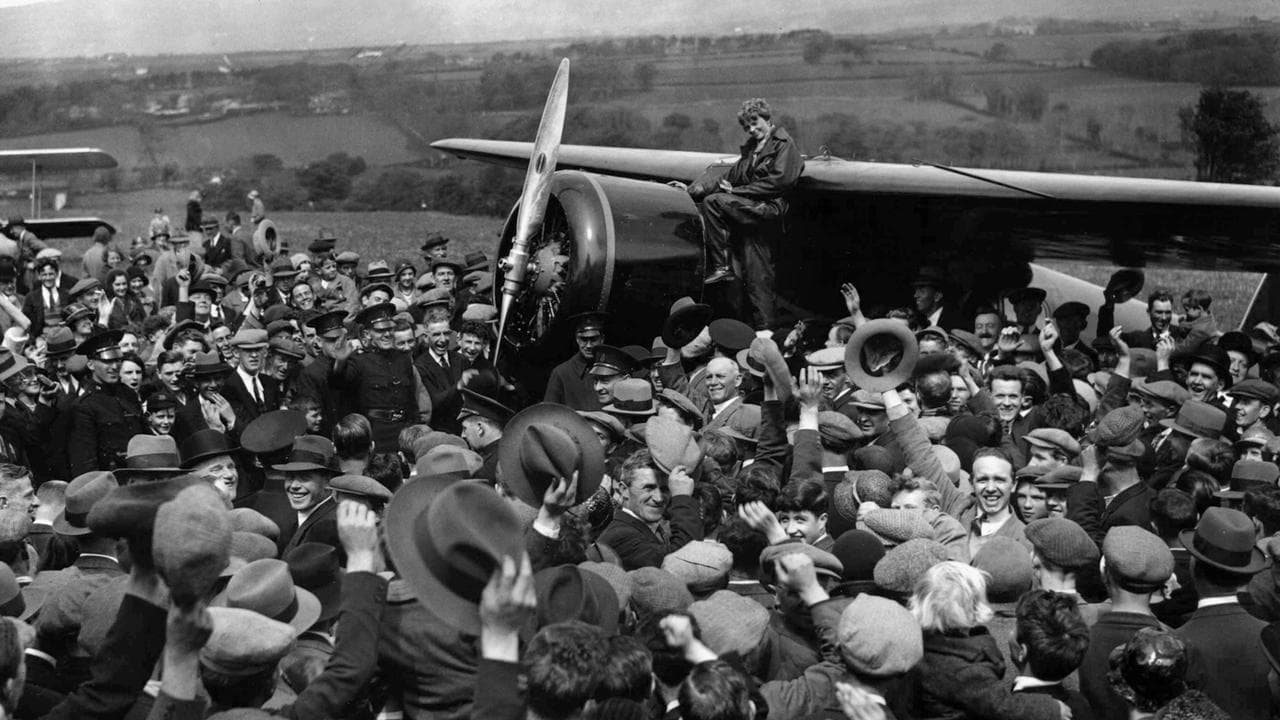Crowd welcomes Amelia  Earhart