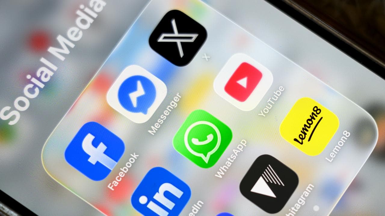 SOCIAL MEDIA APPS STOCK