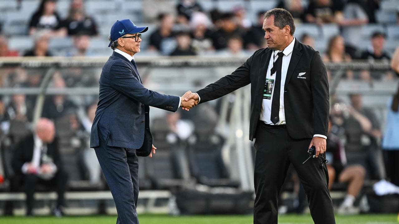 Rival coaches Les Kiss and Dave Rennie shake hands before the match.