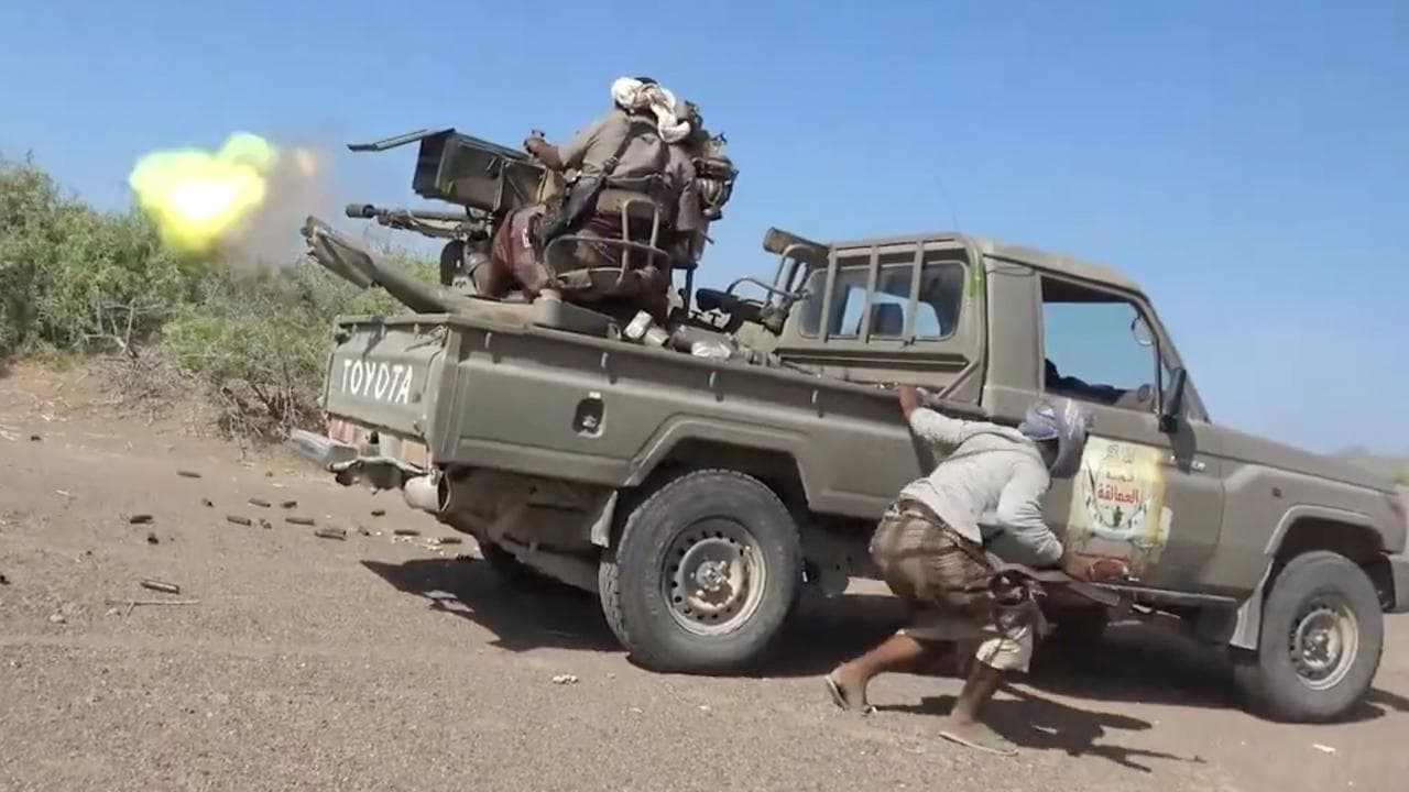 Yemen government-allied forces fight Houthi forces in Taiz