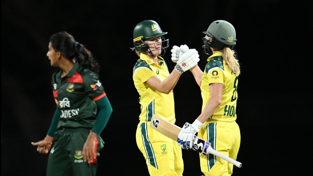 Annabel Sutherland and Ellyse Perry.