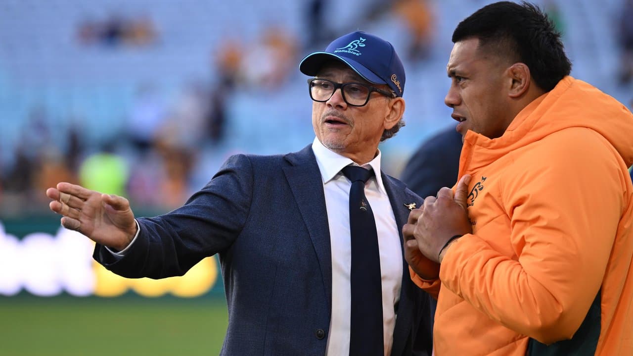 Les Kiss makes a point with Allan Alaalatoa