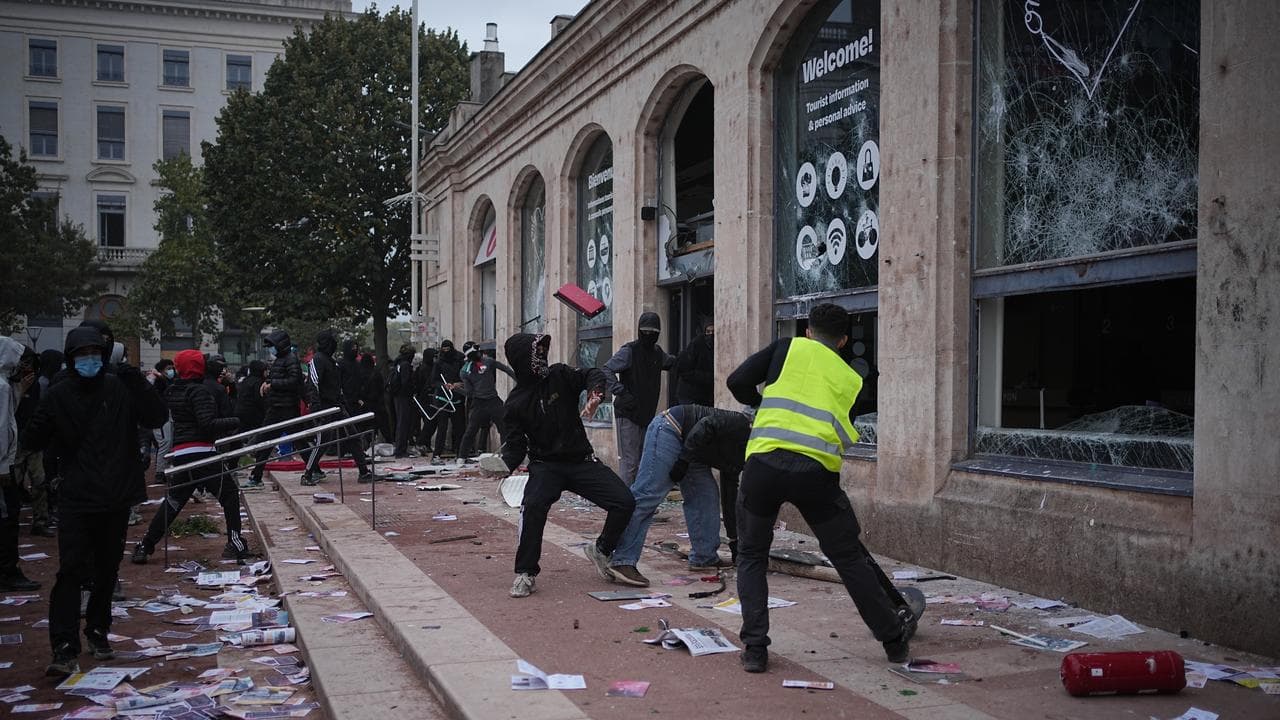 Protesters ransack a tourism office in Lyon