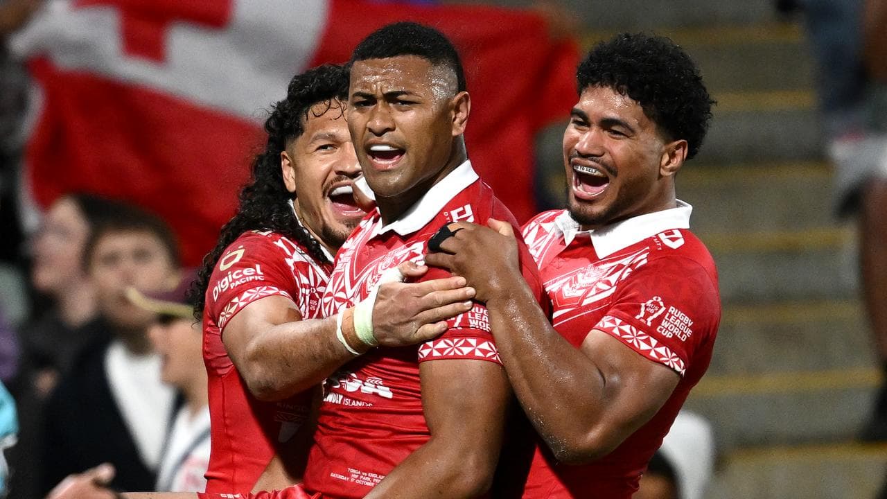 Haumole Olakau’atu (centre)