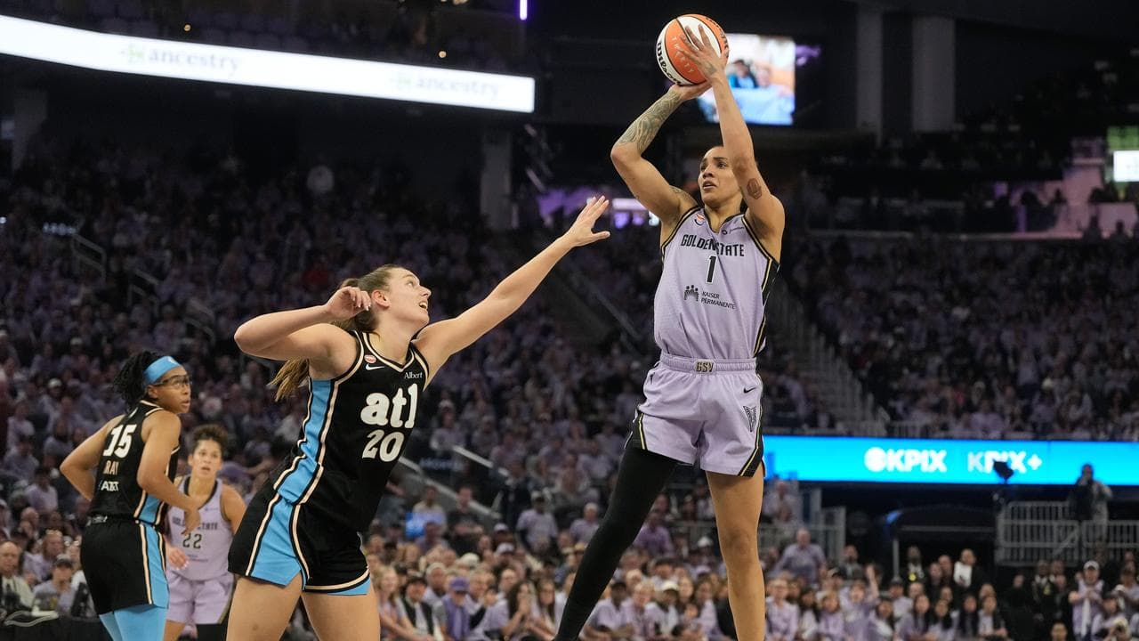(L-R) Izzy Borlase and Gabby Williams.