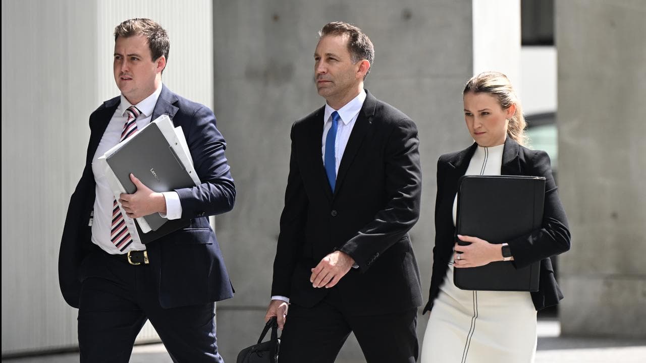 Robert Crawford (centre)