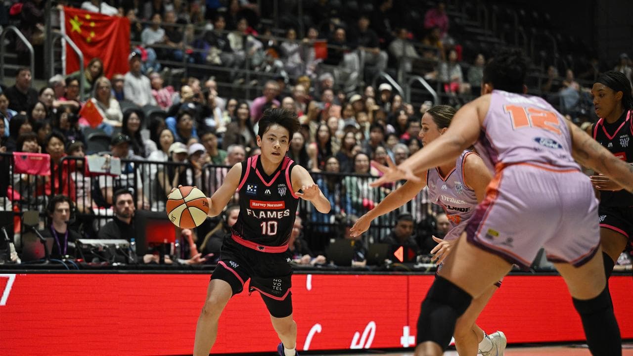 Yang Shuyu playing basketball
