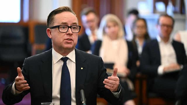 PM must answer for Qantas boss meeting: opposition