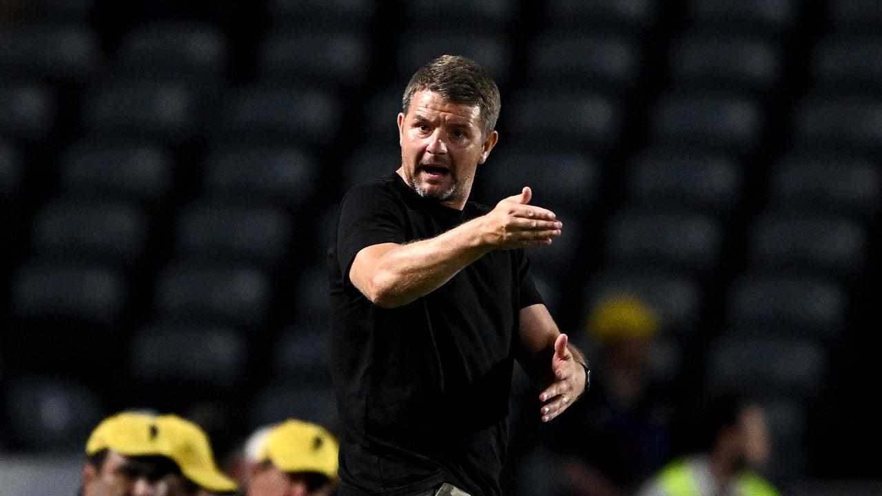 Mariners boss Jackson open to late transfer deals