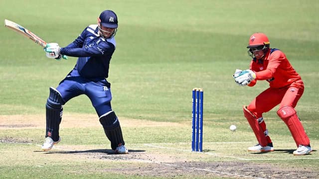 Victoria take down Redbacks to shoot to top spot