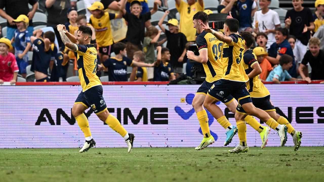 Late Doka penalty seals Mariners' win over Wanderers