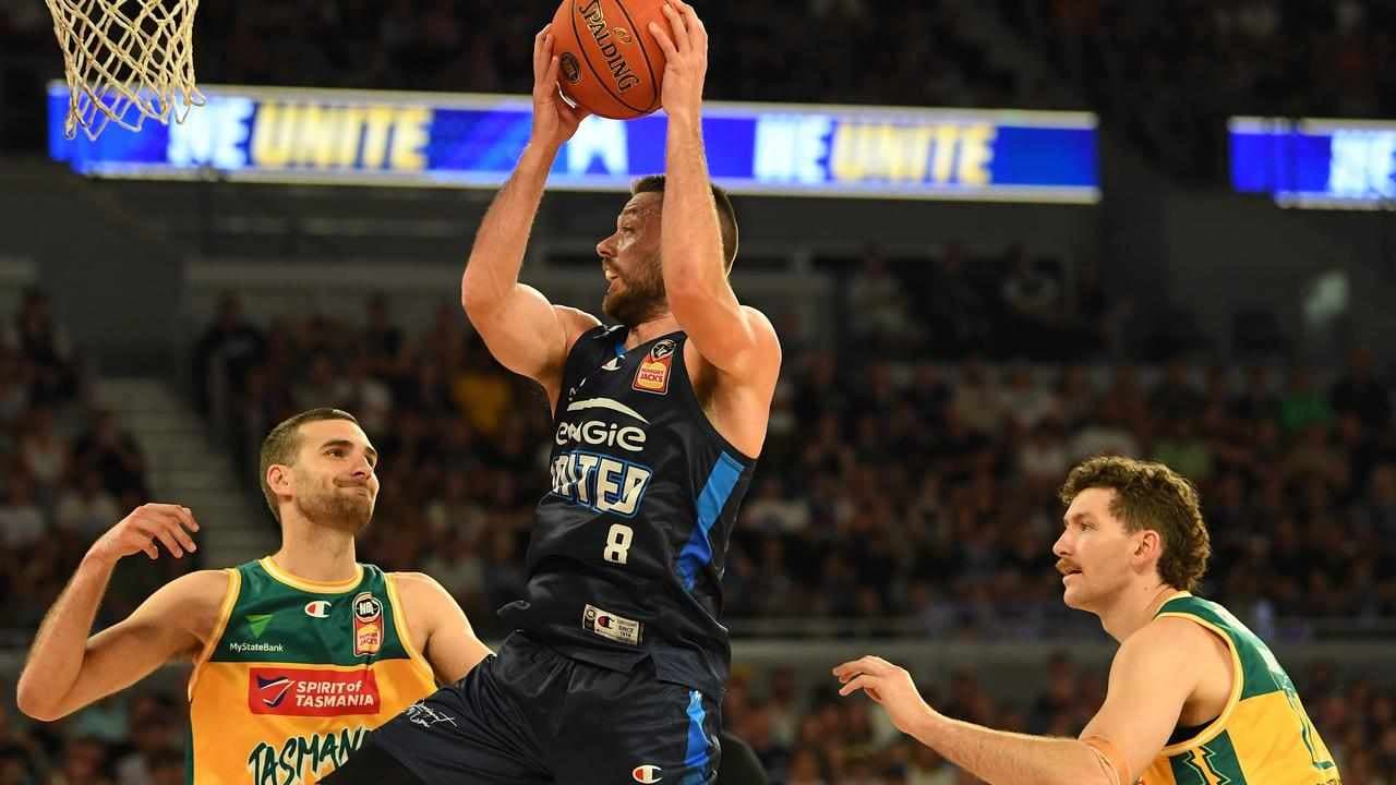 Melbourne crush JackJumpers in NBL title series opener
