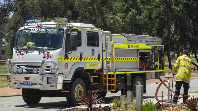 Blaze threatens lives and homes in Perth's southeast