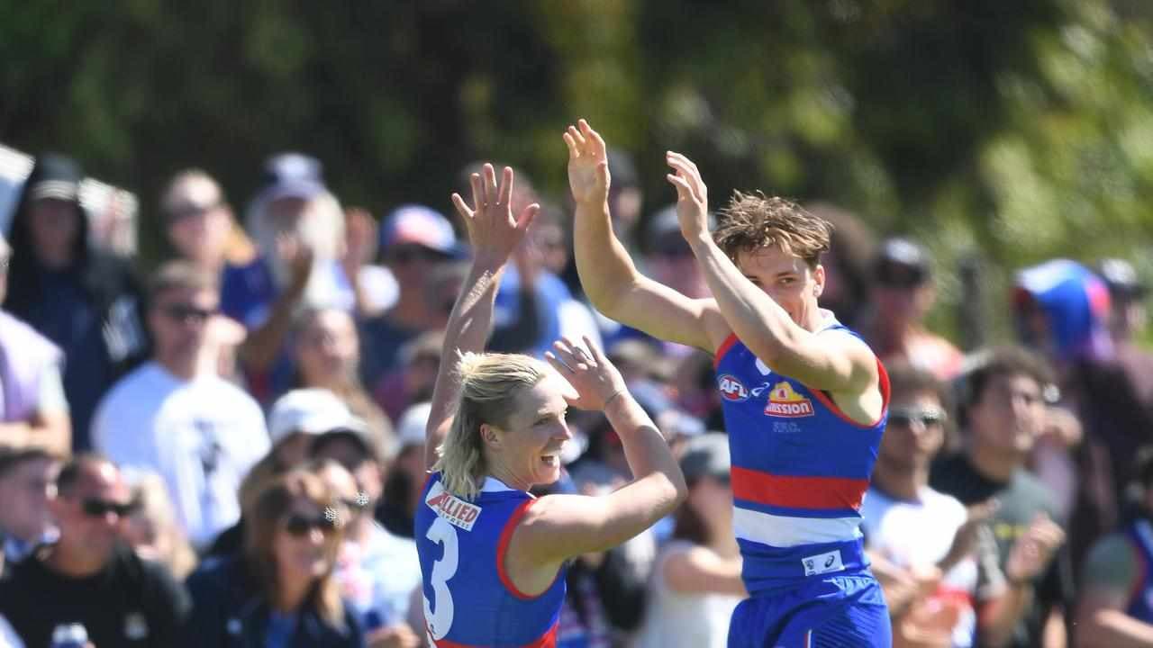 Weightman kicks six as Bulldogs sink Suns in AFL