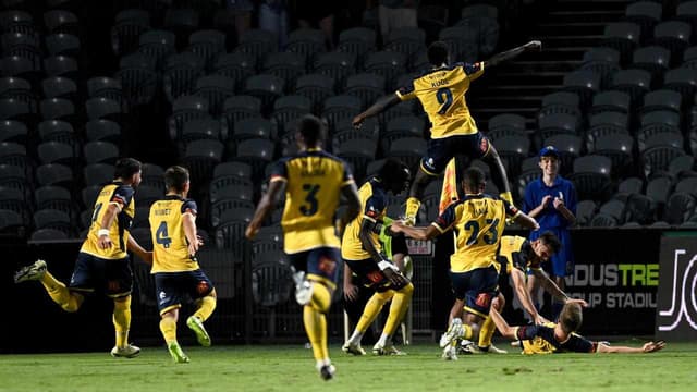 Mariners strike late to maintain ALM top-spot battle