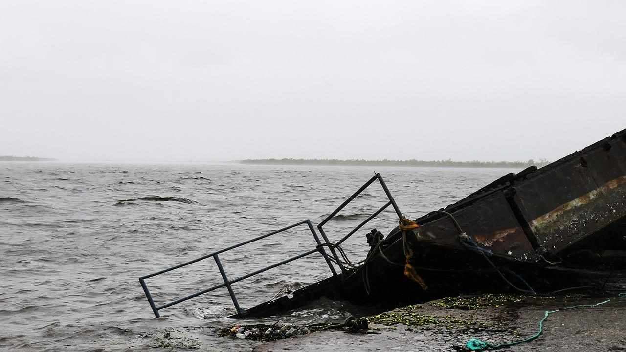 More than 90 killed as boat sinks off Mozambique coast