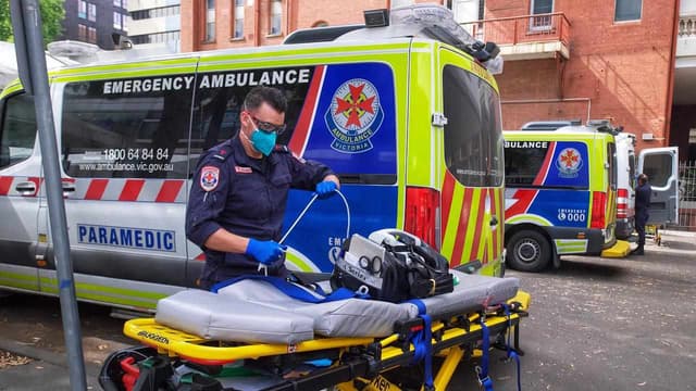 Fake patients in waiting room, ambulance for ruse