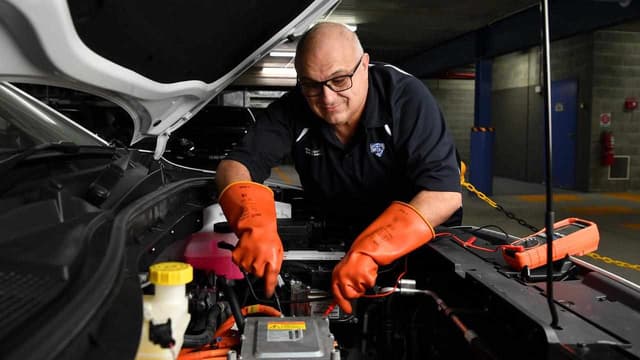 Training boost to repair electric car mechanic shortage