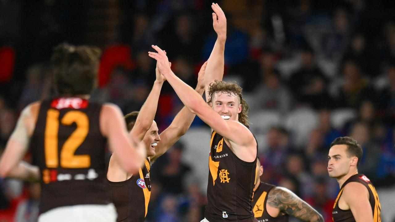 Hawks stun stumbling Bulldogs in huge upset