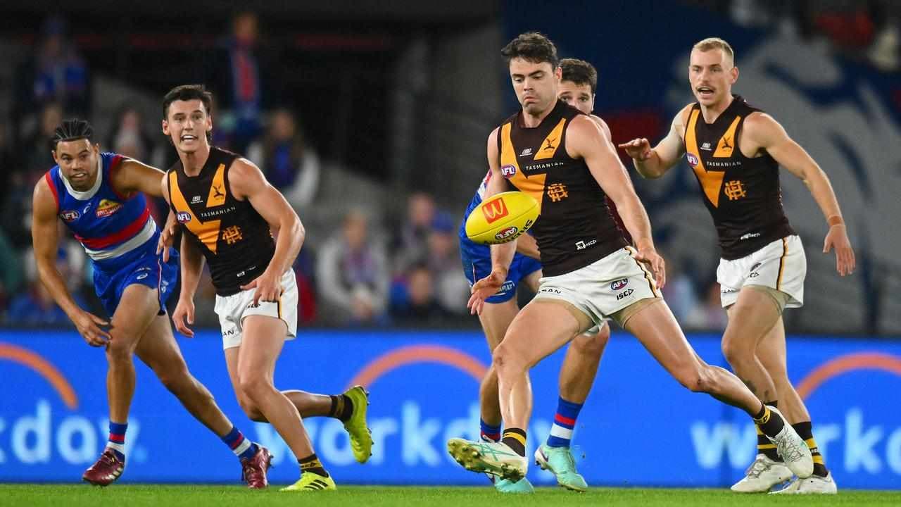 Hawks handle AFL momentum shifts to stun Bulldogs