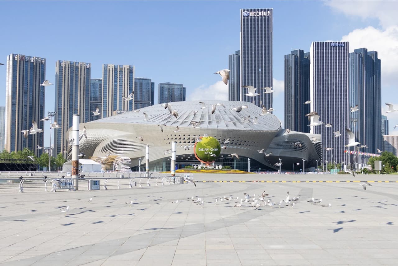 Dalian's Light Shines on Summer Davos Forum