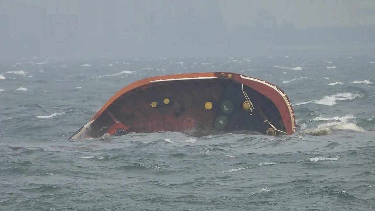 Fears of major spill after Philippine oil tanker sinks
