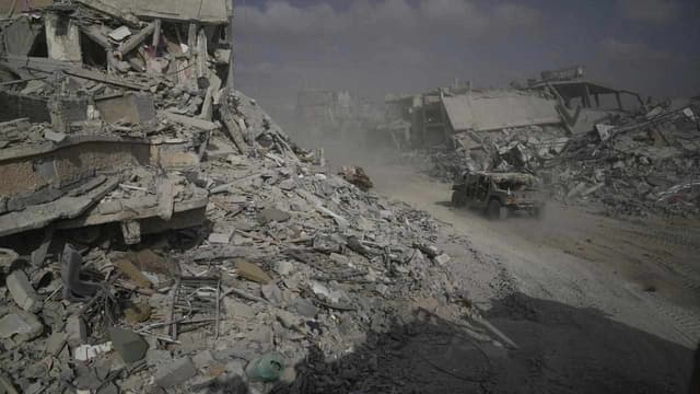 Air strikes as Israeli tanks push deeper into Gaza