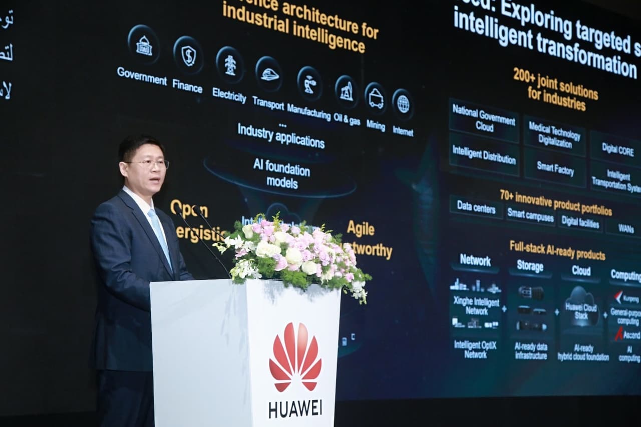 Li Peng, Corporate Senior Vice President and President of ICT Sales & Service of Huawei, gave his speech at Huawei GITEX 2024: Thriving Together in the Intelligent Era