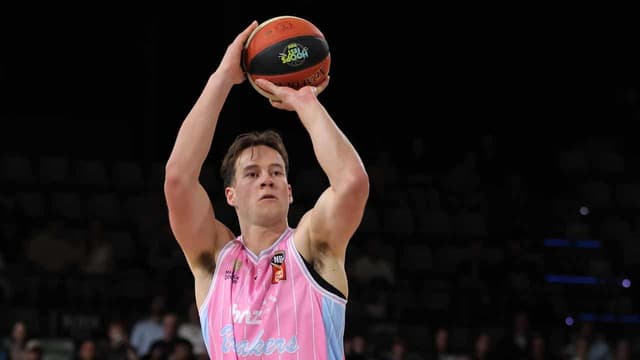 Breakers bludgeon Melbourne in NBL blowout