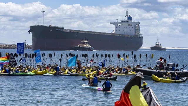 Protesters stop coal boats as more than 100 arrested