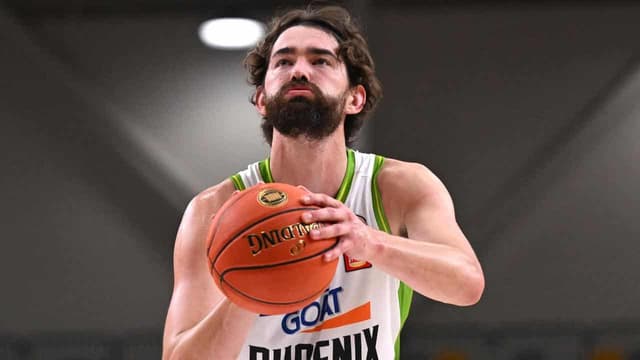 Hunter leads Phoenix to thrilling NBL win over Hawks
