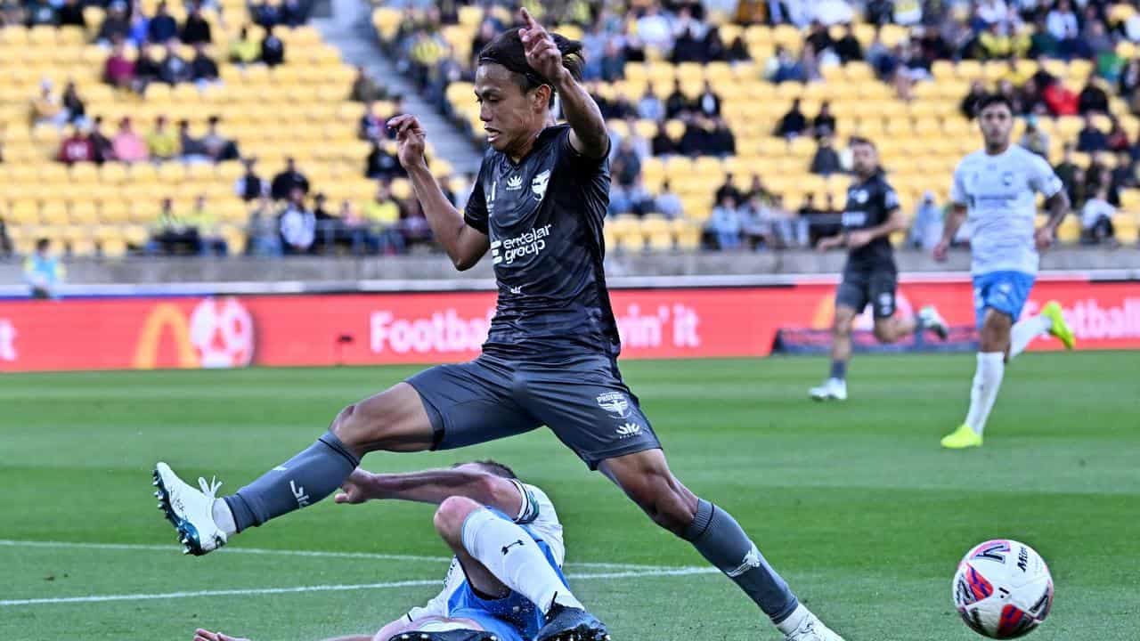 Phoenix teenager denies Sydney FC in A-League Men debut