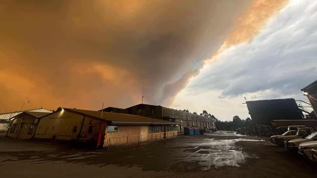'High risk' uncontrolled bushfire threatens mining town