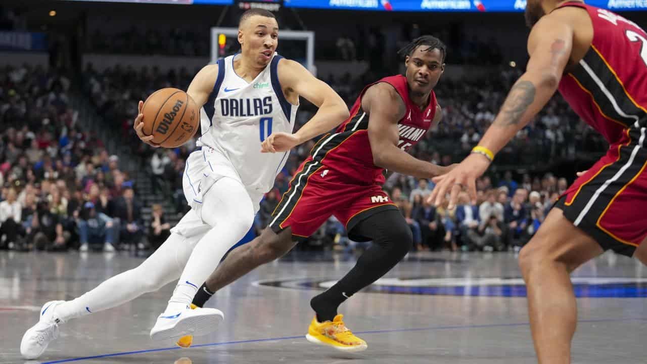 Simmons makes winning Clippers debut, Mavs' Exum stars