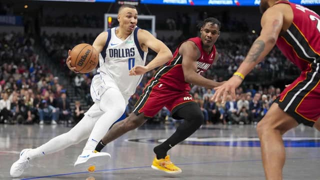 Simmons makes winning Clippers debut, Mavs' Exum stars