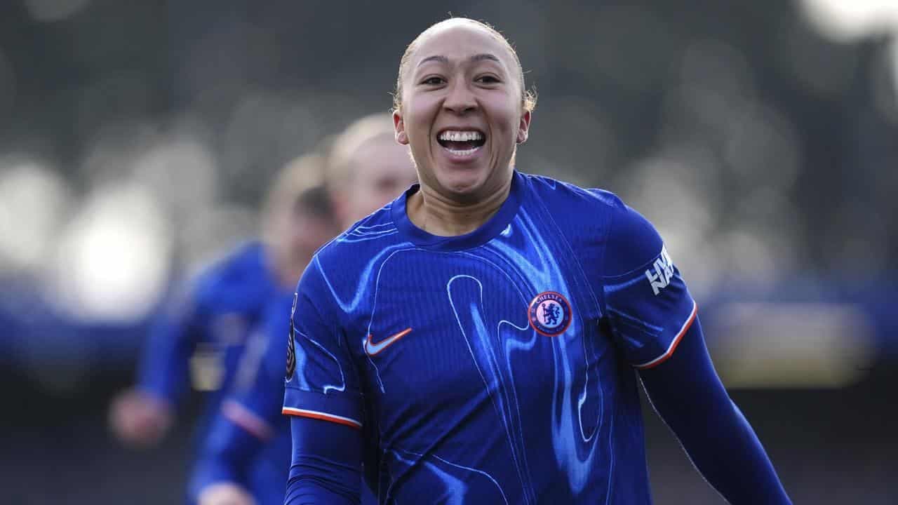 Kerr ends her dramatic week cheering Chelsea to key win