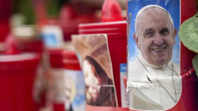 Pope Francis alert and eating, Vatican says in update