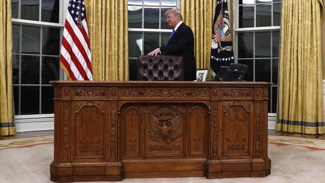 Bogus report circulates about removal of Trump's Oval Office desk