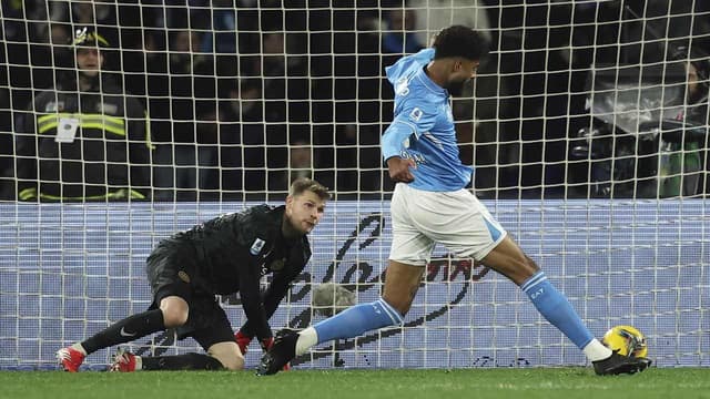 Napoli keep Serie A title race open with Inter draw