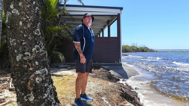 Shop shelves stripped as residents sandbag for cyclone
