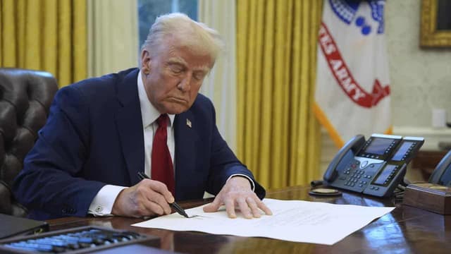 Stocks tumble as Trump locks in Canada, Mexico tariffs