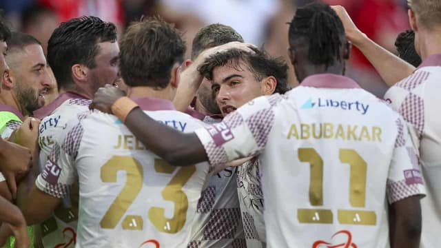 Adelaide coach fumes as Roar grab sweltering stalemate