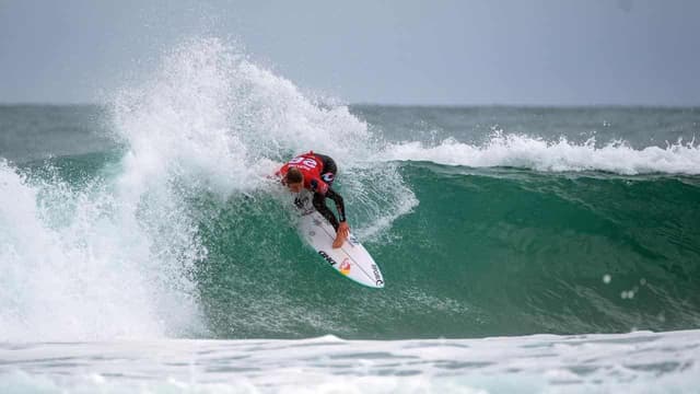 Picklum beats Wright to make surf semis at Supertubos