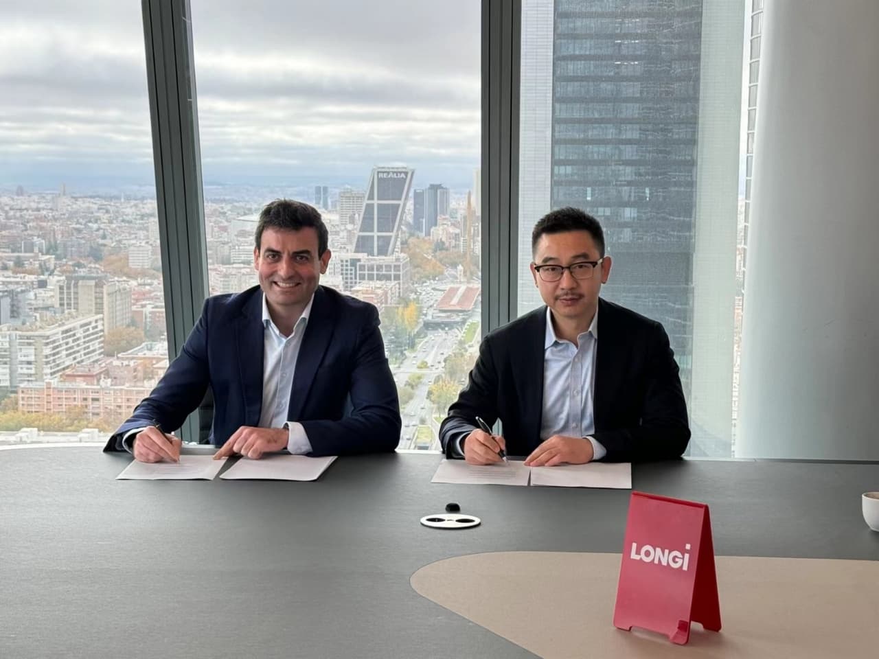 LONGi and BNZ Sign Strategic Framework Agreement for 336MW of Solar Projects in Southern Europe